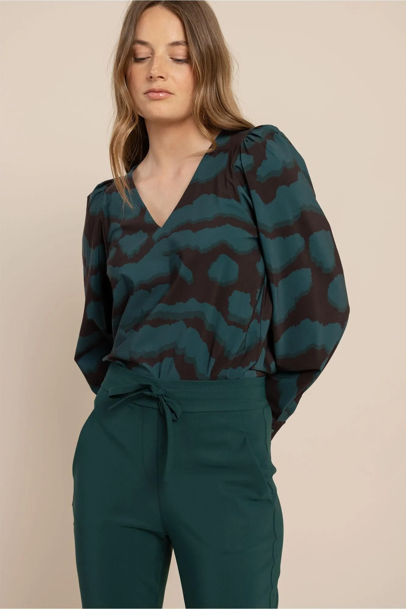 Studio Anneloes Les Blurred Top, top in espresso en teal met vervaagde print